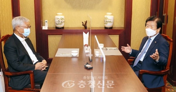 박병석 국회의장은 27일 대전 소재 호텔에서 유흥식 대주교와 오찬 간담회를 가졌다. (사진=국회의장실 제공)