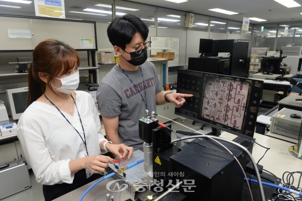 ETRI 연구진이 질화갈륨 반도체 전력증폭기 MMIC 칩의 신호특성시험을 수행하고 있다. (사진=ETRI 제공)