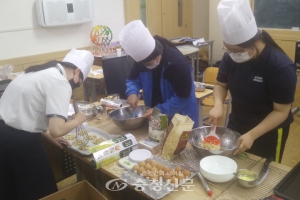 동대전고등학교 학생들이 지역사회 기부를 위한 음식을 만들고 있다.(사진=동대전고 제공)