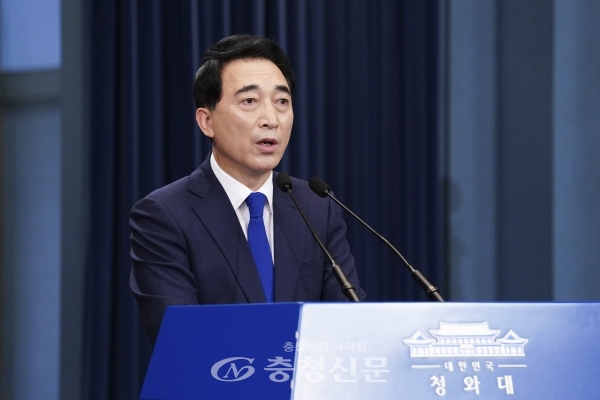 박수현 국민소통수석이 청와대에서 남북 간 통신 연락선 복원과 관련해 브리핑하고 있다. (사진=연합뉴스)
