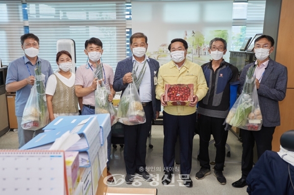 학교 급식용 친환경 농산물을 구매한 아산시청 직원들 기념사진