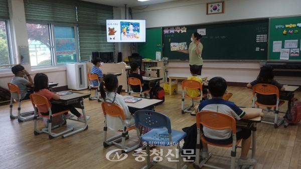 태안 원북초등학교에서 학생들을 대상으로 초록급식에 대한 교육을 진행하고 있다.