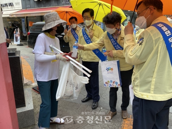 충남도는 30일 폭염 피해를 예방하기 위해 홍성군 일원에서 '양산 쓰기’ 거리 캠페인을 전개했다. (사진=충남도 제공)