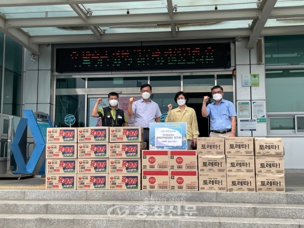 한국철도공사 충북지역관리단 전기처가 코로나19 대응에 힘쓰고 있는 시 보건소 직원들을 응원하기 위해 후원물품을 전달했다. (사진=제천시 제공)