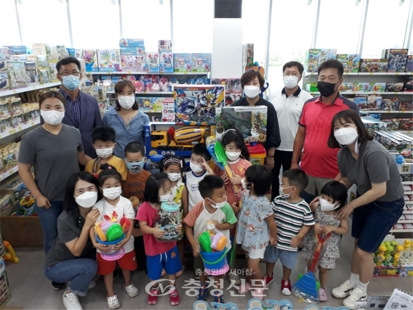 내포장난감할인매장 오동기·박상미 대표가 지역 아이들을 위해 꾸준히 장난감 기부를 실천하면서 나눔의 단비로 지역사회에 큰 희망을 전하고 있다. (사진=홍성군 제공)