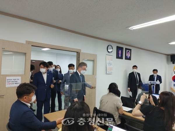 이재명 더불어민주당 대선경선후보가 2일 대전시당에 기자간담회를 위해 방문했다.(사진=김민정 기자)