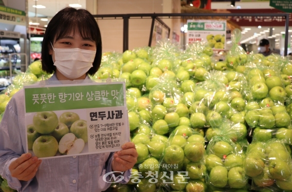 롯데마트 대덕점 홍보도우미가 여름 햇 사과인 '연두 사과'를 선보이고 있다. (사진=롯데쇼핑 제공)