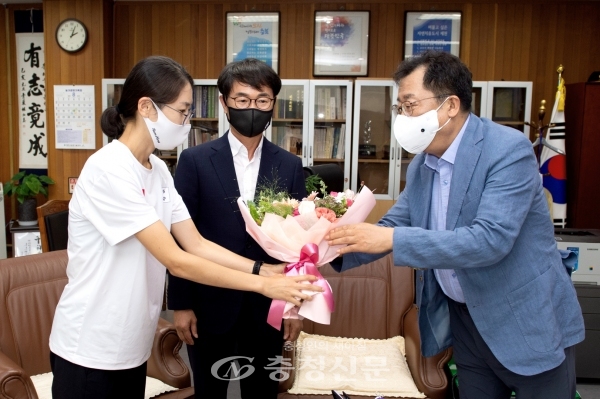 이상천 제천시장(오른쪽)이 최경선 선수를 환영하는 꽃다발을 전달하고 있다. (사진=제천시 제공)