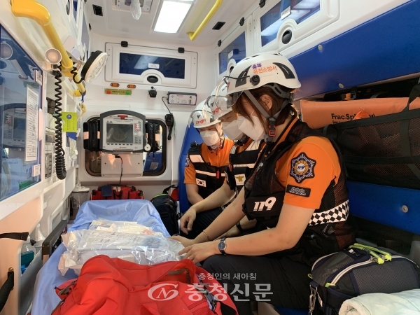 옥천소방서 구급차 안에서 새 생명을 만난 구급대원(왼쪽부터 이다혜, 설현수) (사진=옥천소방서제공)