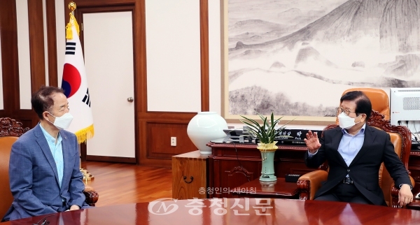 박병석 국회의장은 11일 의장집무실에서 김사열 국가균형발전위원장의 예방을 받고 “2차 공공기관 이전이 실현돼야 국가균형발전의 실질적인 동력이 생긴다”고 밝혔다. (사진 국회의장실 제공)