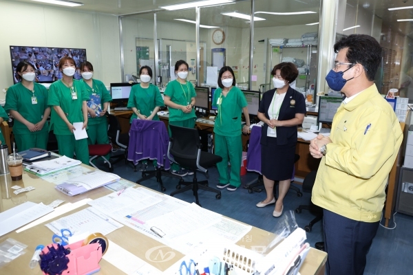 허태정 대전시장이 11일 대전보훈병원을 방문해 의료진을 격려했다.(사진=대전시 제공)
