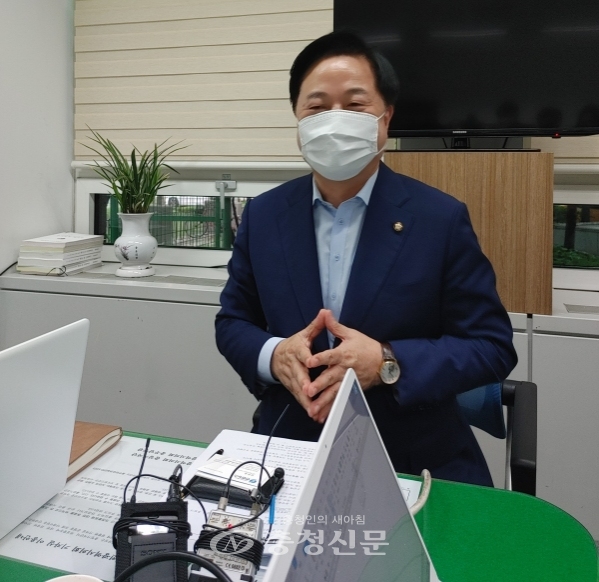13일 대전을 찾은 김두관 더불어민주당 대선 후보가 시의회 기자실에서 기자들에게 답변할 준비를 하고 있다.(사진=김민정 기자)