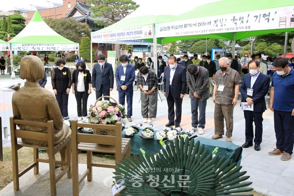 평화의소녀상이 있는 서산 시민공원에서 지난 13일, 일본군위안부 피해자를 기리는 기림의 날 기념식을 개최했다.(서산시 제공)