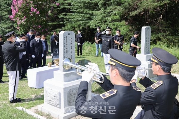 허태정 대전시장은 지난 4월 14일 작고한 대전 유일의 생존 애국지사였던 故정완진 지사의 묘역을 찾았다.(사진=대전시 제공)