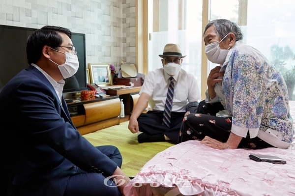 오세현 아산시장이 지난 13일 제76주년 8·15 광복절을 앞두고 독립유공자 유족을 방문했다. (사진=아산시 제공)