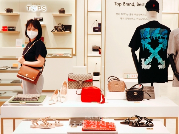 롯데백화점 대전점 홍보도우미가 1층 롯데탑스 매장에서 제품을 선보이고 있다. (사진=롯데쇼핑 제공)