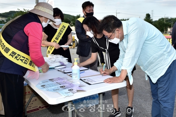 이상천 제천시장(오른쪽)이 제천비행장 찾기 서명운동에 참가해 서명하고 있다. (사진=제천시 제공)