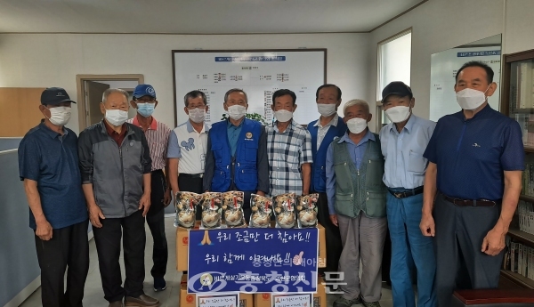 바르게살기운동 괴산군협의회는 19일 의료진과 독거노인들을 위한 ‘삼계탕 나눔행사’를 진행했다. (사진=괴산군 제공)