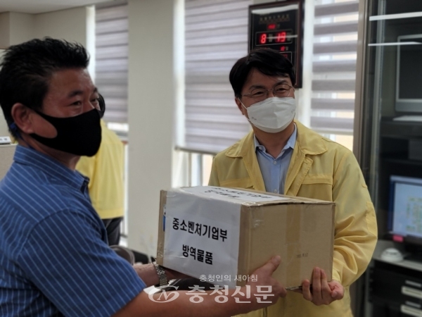 19일 대전세종지방중소벤처기업청 관계자들이 대전 도마큰시장에 방역물품을 전달하고 있다. (사진=대전세종지방중소벤처기업청 제공)