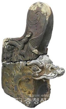 태안군 청포대 해수욕장에서 발굴한 조선 왕실 용머리 모양의 기와 취두(문화재청 제공)