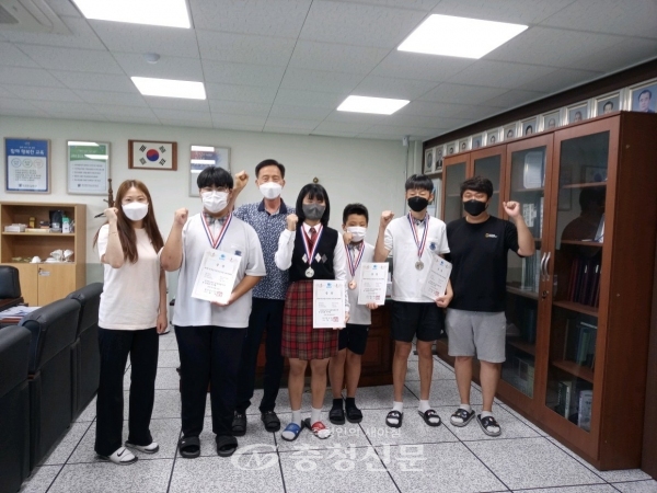 제천동중학교 역도부 선수들이 기념촬영을 하고 있다. (사진=제천 동중학교 제공)