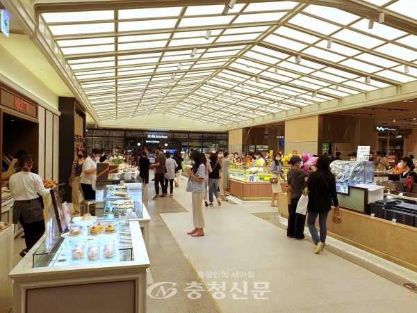 25일 프리 오픈을 진행한 대전신세계 아트앤사이언스를 찾은 고객들이 쇼핑을 하고 있다. (사진=최홍석 기자)