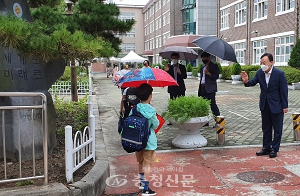 31일 설동호 대전시교육감이 둔원초등학교 교문에서 등교하는 1·2학년 학생들에게 인사를 건네고 있다.(사진=이정화 기자)