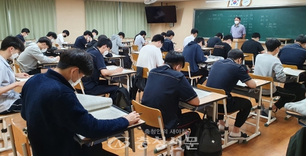 지난 6월 대전 유성구 내 한 고등학교에서 2022학년도 대학수학능력시험 모의평가가 치러지고 있다.(충청신문DB)