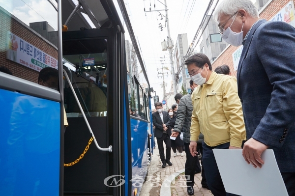 지난해 11월 시내버스 현장점검 중인 오세현 아산시장 모습 (사진=아산시 제공)