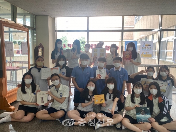 대전구봉고등학교 학생들이 장애인권 공감 프로젝트를 통해 만든 점자동화책을 들어 보이고 있다.(사진=구봉고 제공)