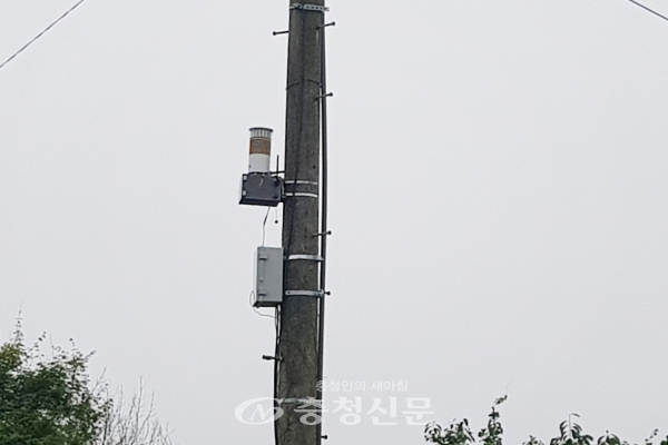 웅소성리 전신주에 설치된 미세먼지 측정기(서산시 제공)