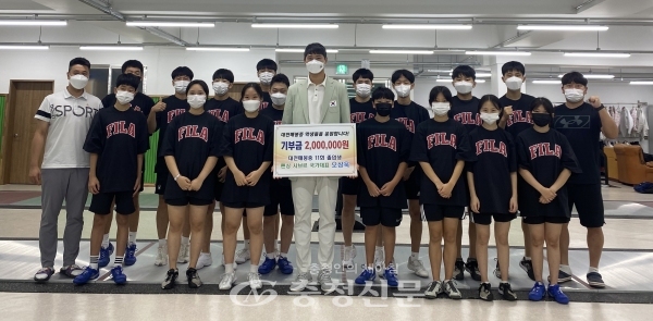 지난 31일 대전 매봉중학교를 찾은 도쿄올림픽 펜싱 금메달리스트 오상욱이 후배들과 기념촬영을 하고 있다.(사진=매봉중 제공)