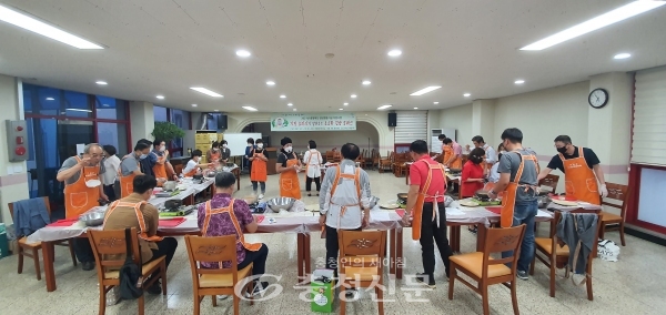 진천군여성단체협의회는 내달 28일까지 여성회관에서 중년남성을 위한 요리교실을 운영하고 있다 (사진=진천군 제공)