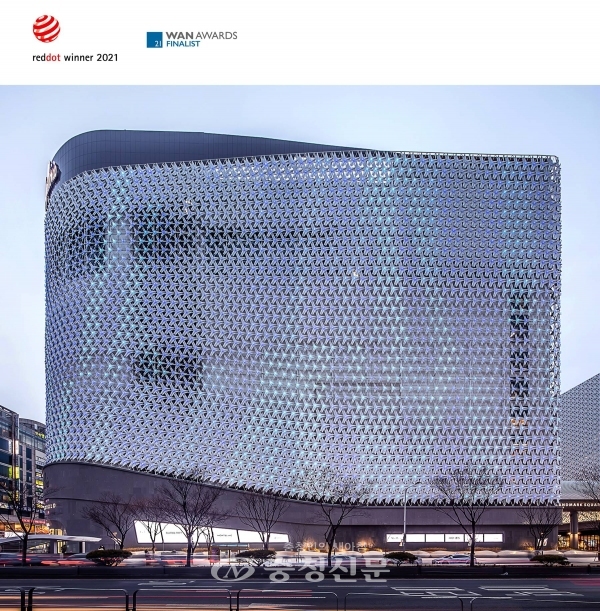 갤러리아타임어월드가 세계 3대 디자인상으로 꼽히는 '2021 레드닷 디자인 어워드'와 세계적인 건축 정보 매체인 'WAN 어워드'에서 각각 본상을 수상했다.(사진=갤러리아타임월드 제공)