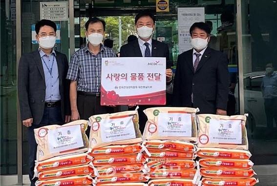 한국건강관리협회 대전충남지부는 9일 소외계층에 대한 나눔실천을 위해 서구 탄방동 주민자치센터를 찾아 쌀 30포를 전달했다.(사진=건협 대전충남지부 제공)