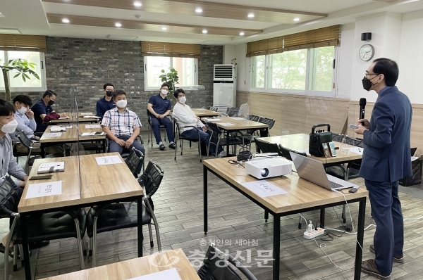 14일 대전상공회의소가 동양환경 임직원 10여명을 대상으로 산업재해예방 교육을 진행하고 있다. (사진=대전상공회의소 제공)