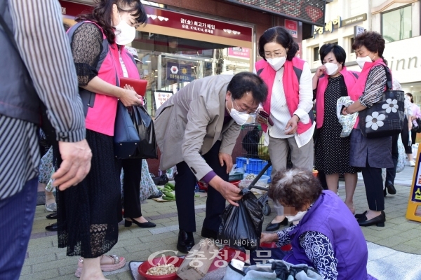 지난 15일 전통시장을 찾은 이상천 제천시장이 물건을 살펴보고 있다. (사진=제천시 제공)