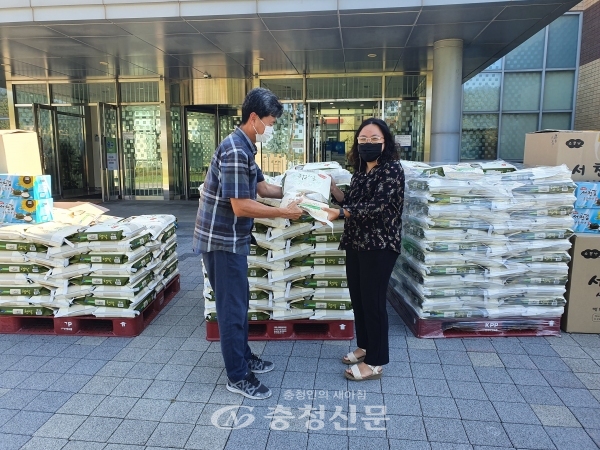 국립생태원은 추석 명절을 맞아 임직원선물로 지역에서 생산된 쌀을 제공했다. (사진=국립생태원 제공)