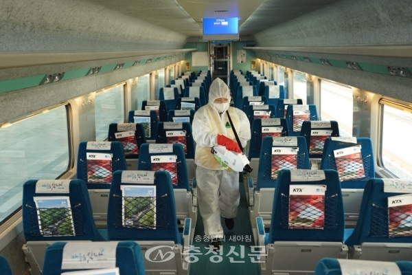 한국철도(코레일)가 17일부터 22일까지 6일간을 추석 특별수송 기간으로 정하고 철도분야 특별교통대책을 시행한다. 한국철도 직원이 추석 특별수송기간을 대비해 열차 방역 작업을 하고 있다. (사진=한국철도 제공)