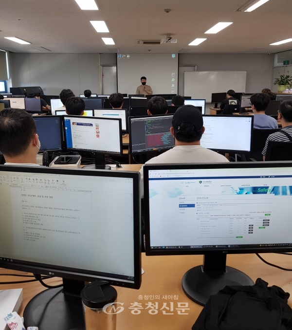 15일 한국폴리텍IV대학 대전캠퍼스 스마트소프트웨어과 멘토링 특강이 진행되고 있다.(사진=폴리텍대 제공)