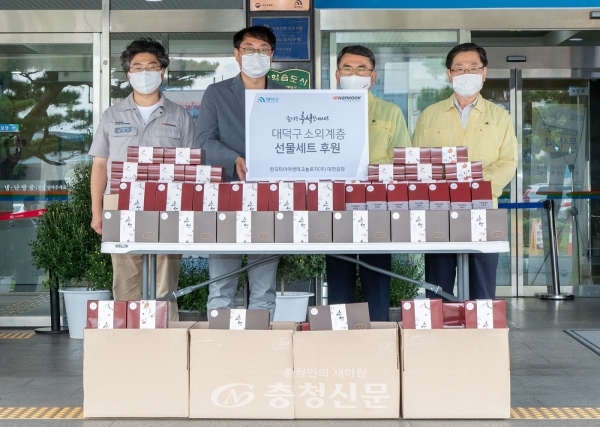 16일 한국타이어가 대전 대덕구에 지역 소외계층에 전달될 추석선물세트를 전달식을 진행하고 있다. (사진=한국타이어 제공)