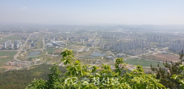 홍성군 소재 용봉산에서 내려다 본 내포신도시 전경. (사진=홍석원 기자)