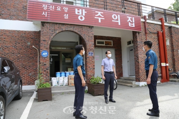 박종혁 세종경찰서장이 지난 16일 전동면에 위치한 ‘방주의 집’을 찾아 위문품을 전달하고 격려했다.(사진=세종경찰서 제공)