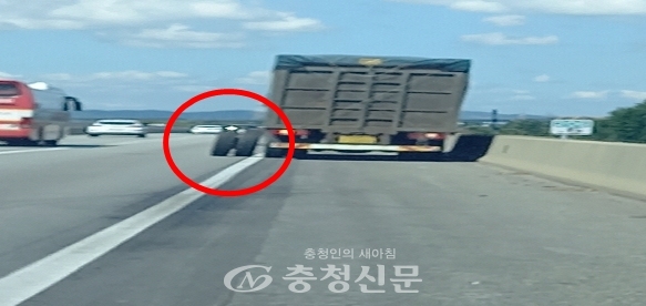 충남의 한 고속도로순찰대가 대형화물차량의 뒷바퀴 2개가 아슬아슬하게 걸쳐있는 것을 발견해 신속한 대응으로 사고를 미연에 방지했다. (사진=충남경찰청 제공)