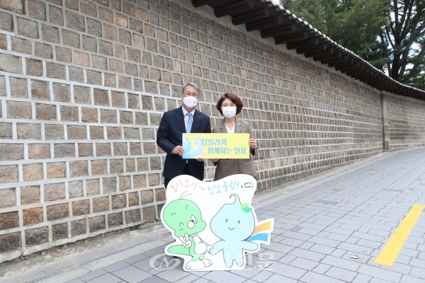 23일 한정애 환경부 장관(오른쪽)이 한국수자원공사 탄소줄이기 캠페인에 참여하고 있다. (사진=한국수자원공사 제공)