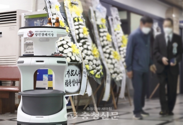 KT AI 서빙로봇이 충남 당직장례식장에서 활약하고 있다. (사진=KT충남충북광역본부 제공)