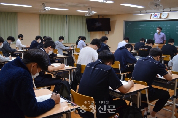 지난 6월 대전 내 한 고등학교 3학년 교실에서 모의평가가 치러지고 있다.(충청신문DB)