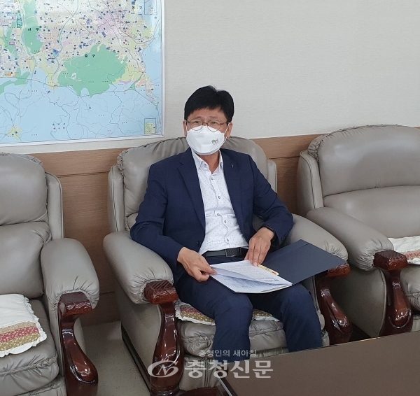 5일 대전시교육청 기자실에서 오광열 기획국장이 교육재난지원금 지급에 대해 설명하고 있다.(사진=이정화 기자)