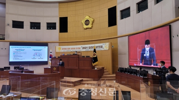 5일 열린 대전청년의회에서 김우영씨가 정책을 제안하고 있다. (사진=권예진 기자)