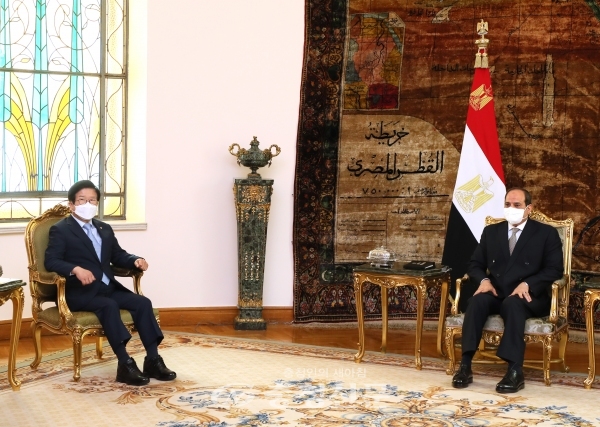 이집트를 공식 방문 중인 박병석 국회의장은 10일(현지시간) 이집트 카이로의 대통령궁에서 압델 파타 엘시시 대통령(오른쪽)과 만나 경제현안과 한반도 평화 프로세스에 대한 관심과 지원을 당부했다. (사진=국회의장실 제공)